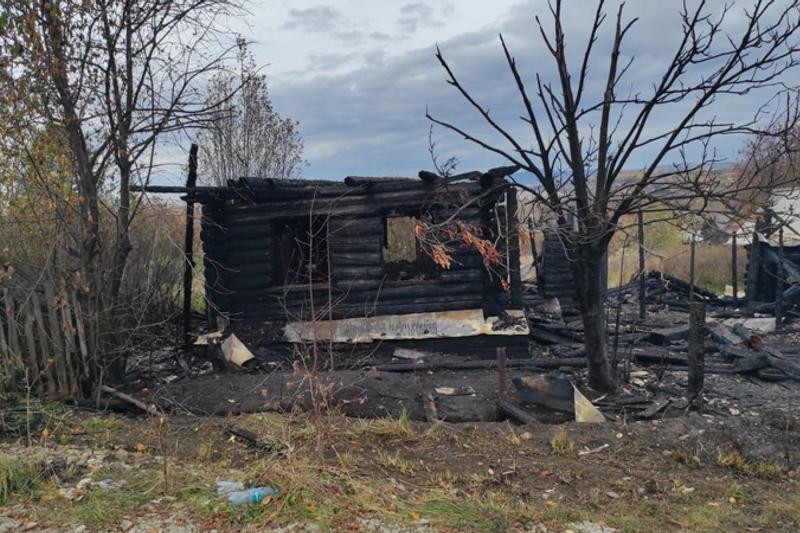 Двое мужчин погибли при пожаре в Свердловской области