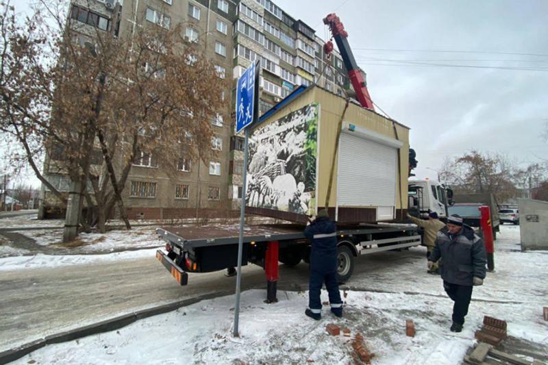 Десятки незаконных киосков демонтировали в Челябинске за неделю