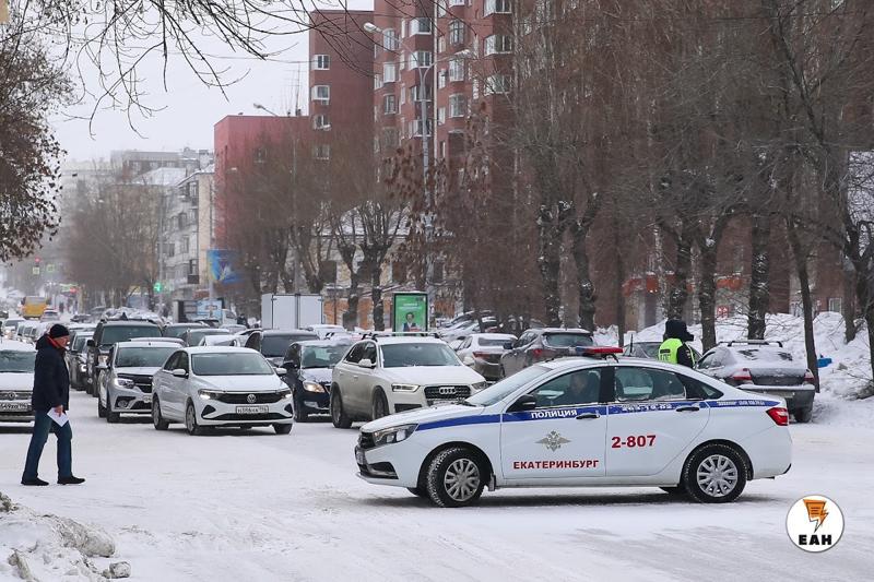 Двух «решал»-инспекторов ГАИ задержали в Свердловской области