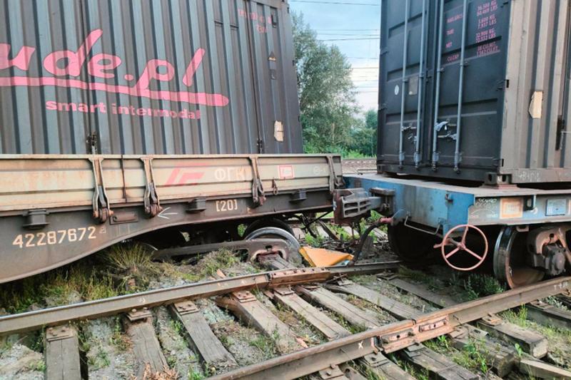 Семь железнодорожных вагонов сошли с рельсов в Екатеринбурге