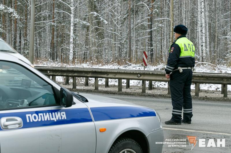 Свердловские госавтоинспекторы дважды за день спасли водителей на заснеженной трассе