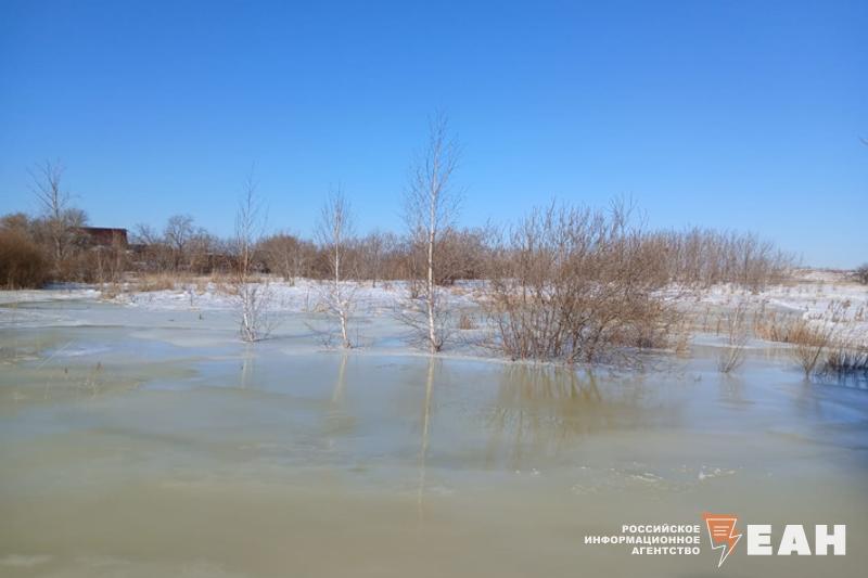 Вода вновь подбирается к утонувшему летом поселку в Еманжелинске