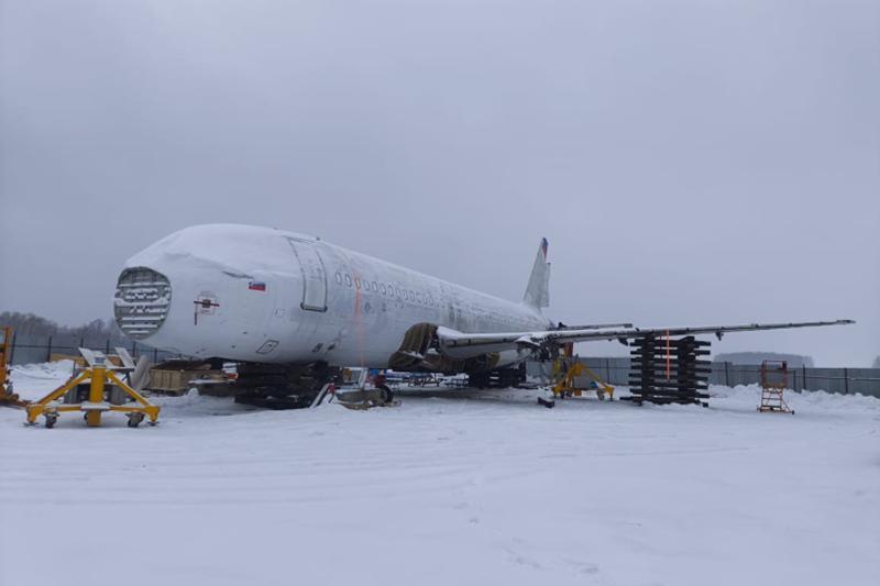 Севший в поле под Новосибирском Airbus распилили