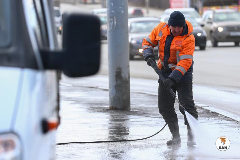 Смесь с мраморной крошкой начали использовать для борьбы с гололедом в Екатеринбурге