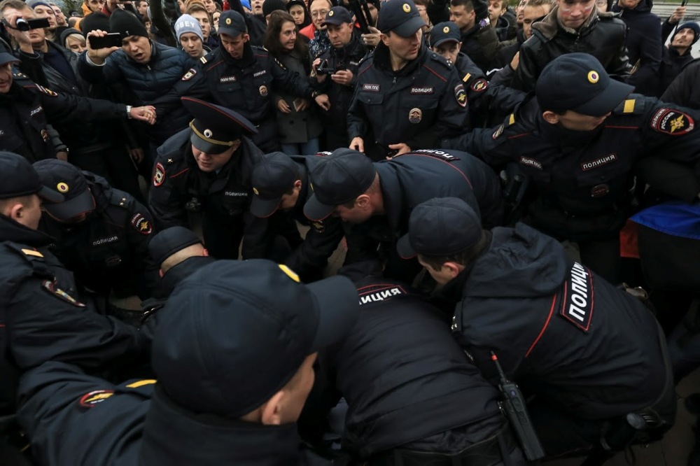 Много полиции сегодня. Полиция Екатеринбург. Лже полиция. Беспредел полиции в Сургуте. Беспредел полиции Кемерово.