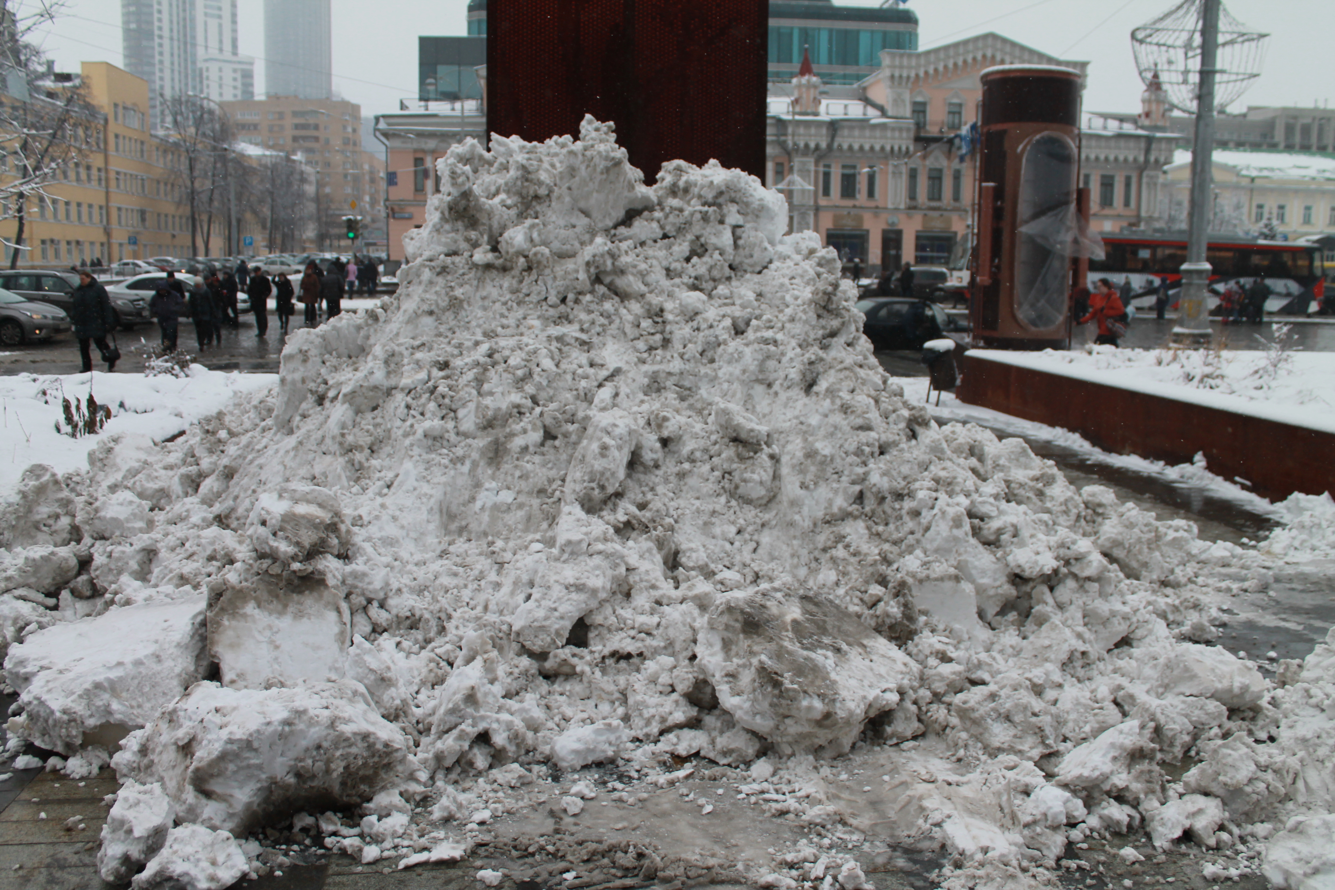 Грязный сугроб. Куча снега. Кучка снега. Много снега в Екатеринбурге. Груда снега.