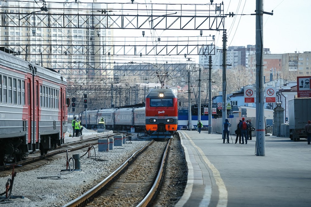 Электричка екатеринбург. Железнодорожная станция Первомайская Екатеринбург. Станция на Первомайской ЕКБ. Поезд Екатеринбург. Поезда на станции Екатеринбург.