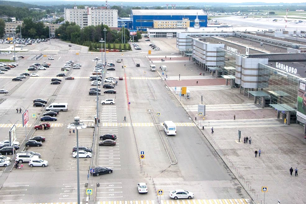 Парковка кольцово. Автостоянка Сургут аэропорт. Парковка перед аэропортом. Аэропорт Екатеринбург в 80х. Парковка Кольцово выезд.