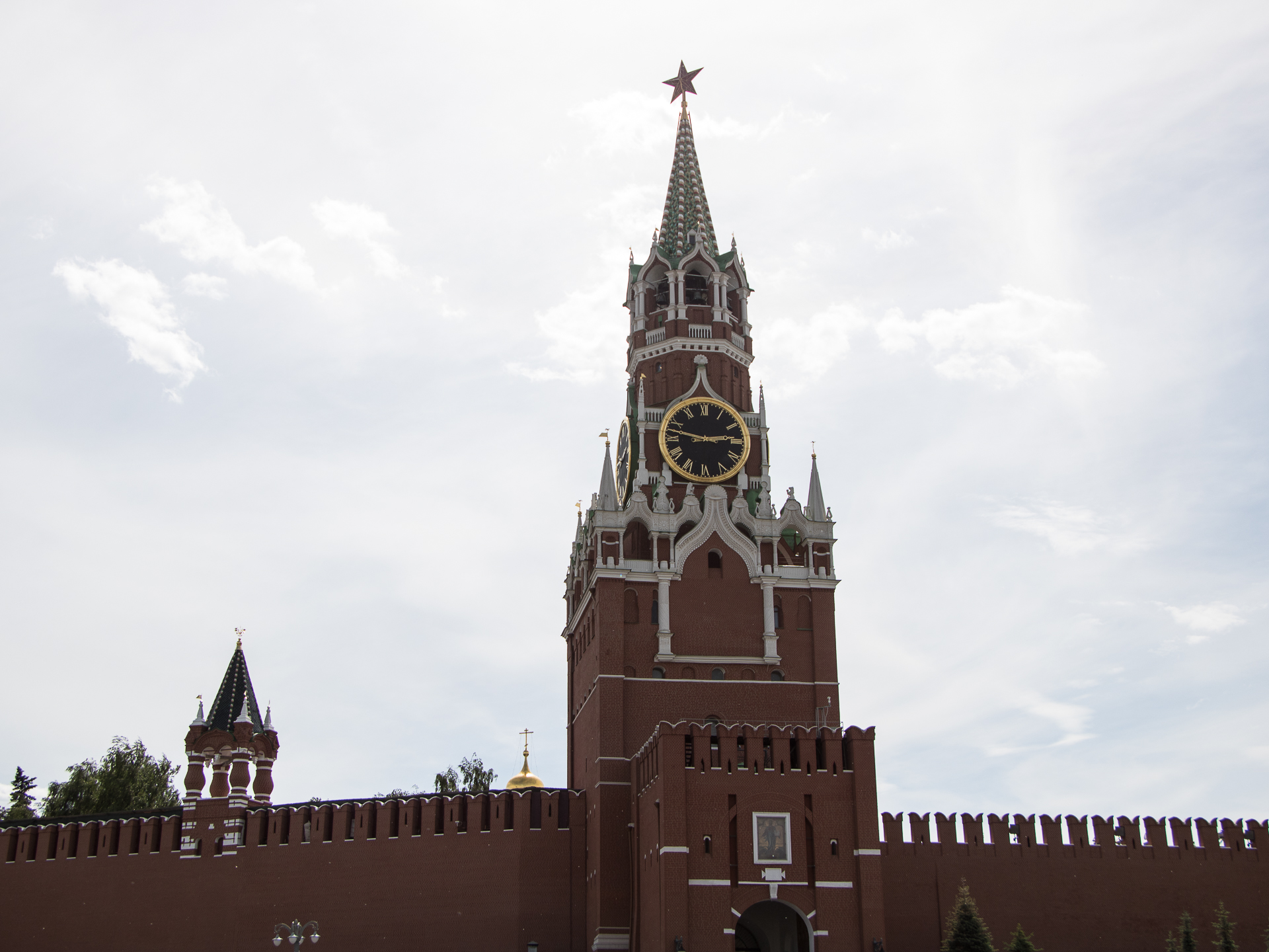 Кому принадлежит спасская башня кремля в москве. Спасская башня фото. Кремль вблизи. Кремль с курантами. Башня с курантами на красной площади.