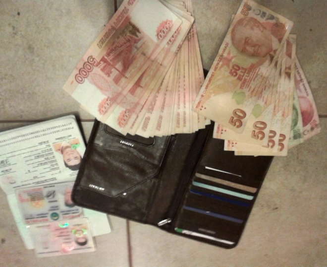 Видео нашел деньги. Кошелек с деньгами. Нашёл кошелёк с деньгами. Деньги рубли в кошельке. Найден портмоне с деньгами.