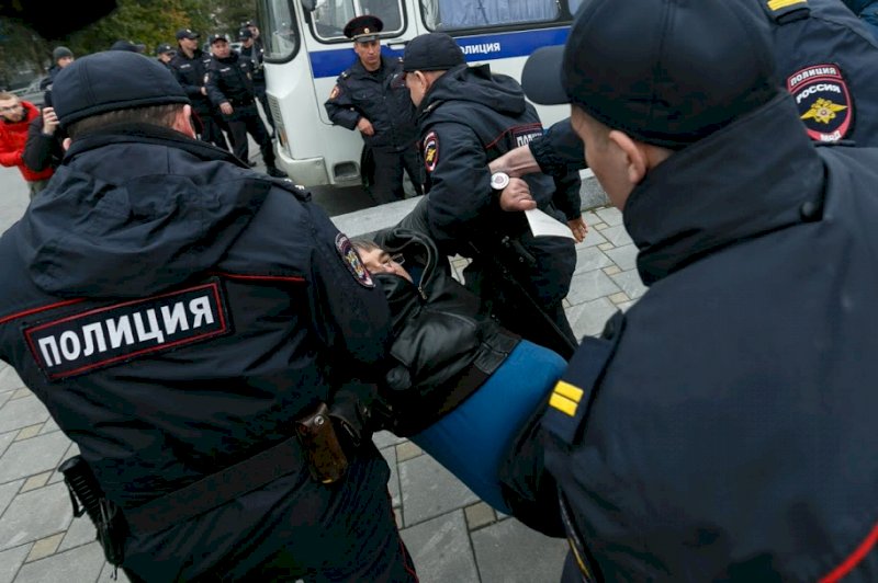 Арест сколько суток. Навального привезли в Москву.