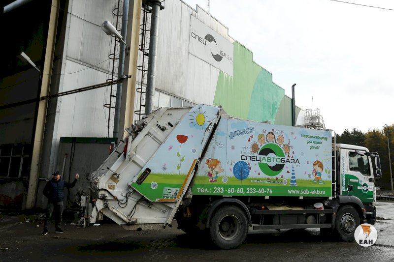 Новые мусоровозы. Новый КАМАЗ мусоровоз. Евроконтейнеры обслуживаются мусоровозами. Зеленые мусоровозы Ижевск.