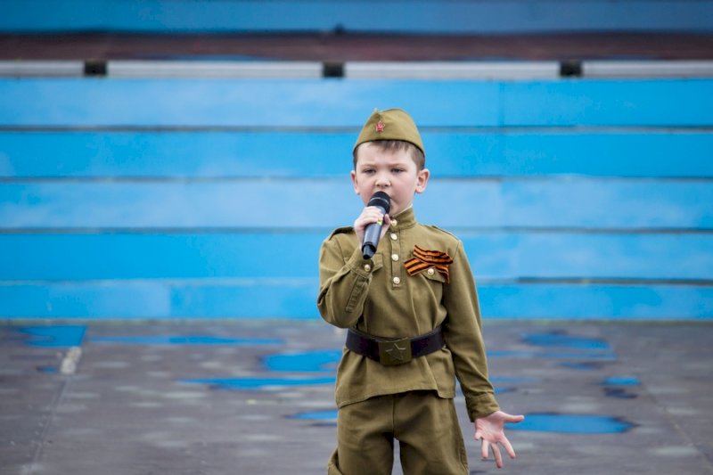 Школьник в екатеринбурге. Спеть с детьми песню 23 февраля в саду. Мальчик который спел песню про победу.