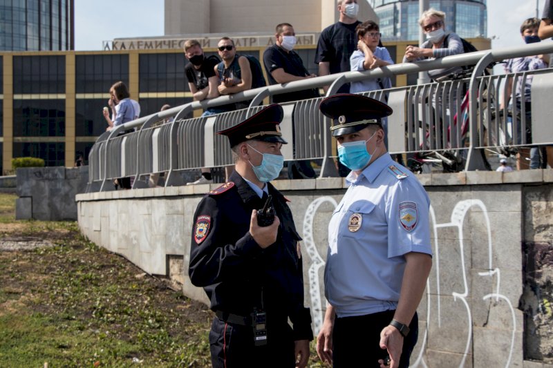 Полиция екатеринбург. Провокация у полиции в Екатеринбурге. Полиция Екатеринбург фото. Полиция в Екатеринбурге видео.