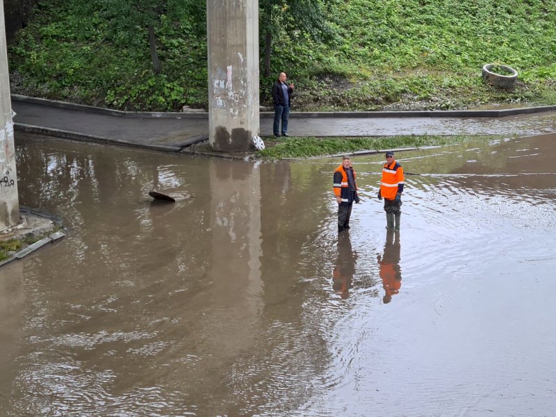 Устранить затопление. Наводнение в Екатеринбурге. Вода пробивает дорогу.