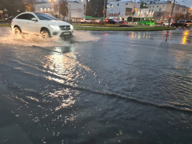 Осадки в екатеринбурге. Дождь ливень Екатеринбург. Потоп в академическом районе. Ливни в Екатеринбурге 26.07.21. ЕКБ Академический потоп.