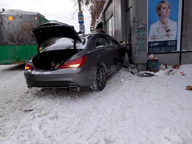 Машина врезалась в автобус