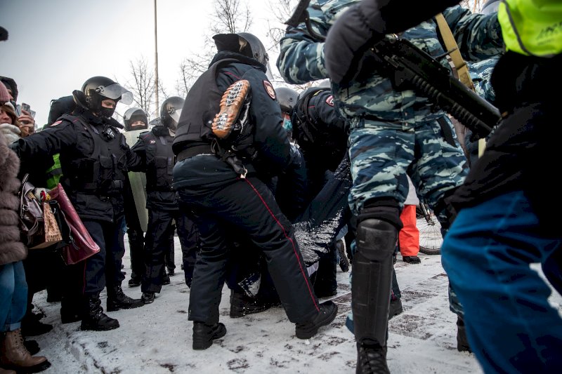 Новости екатеринбурга задержали. Протесты в Екатеринбурге. Протесты в Екатеринбурге сегодня. Задержание в Екатеринбурге. ОМОН оцепление.