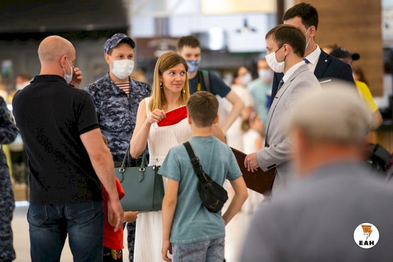 Идет екатеринбург. Облава. Фотосъемка в торговом центре банда. Рейды в ТЦ ЕКБ. Раздача Широков в торговом центре.