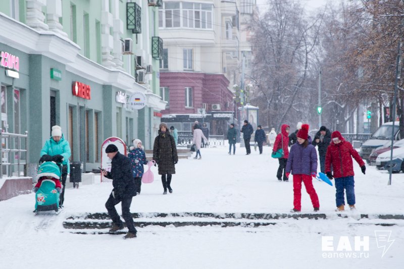 Отменят ли школу 20 февраля. Мороз и школьники. Лед на тротуаре. Челябинск Морозы. Отменили занятия в школах Челябинска.