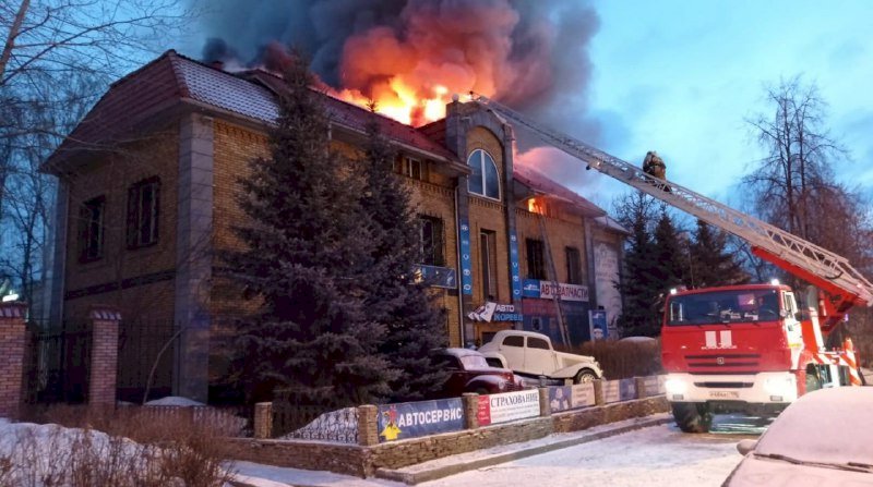 Где пожар в екатеринбурге сейчас. Крупный пожар в Екатеринбурге. Пожар Екатеринбург сейчас. Пожар на Артинской Екатеринбург.