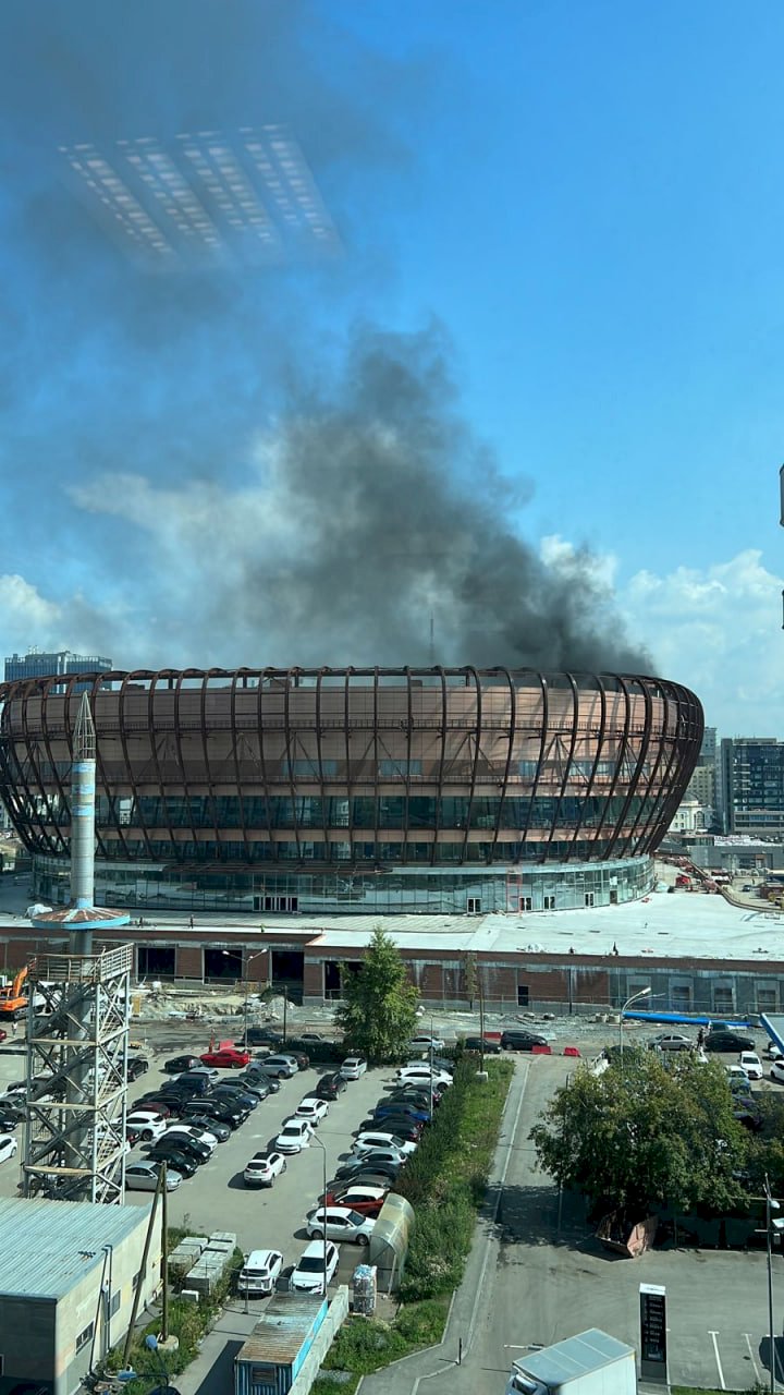 На строящейся ледовой арене в центре Екатеринбурга потушили пожар |  17.08.2023 | Екатеринбург - БезФормата