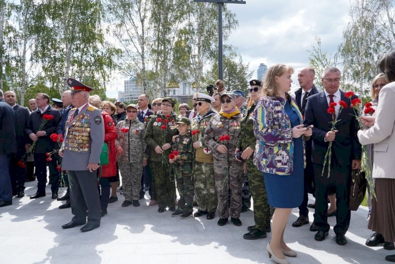 Стела трудовой доблести Екатеринбург. Открытие Стеллы город трудовой доблести Екатеринбург. Нижний Тагил город трудовой доблести и славы.