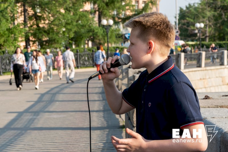Отец подростка видео. Школьники на улице. Школьники поют. Школьники с колонкой на улице. Конкурсы для детей на 1 июня на улице.