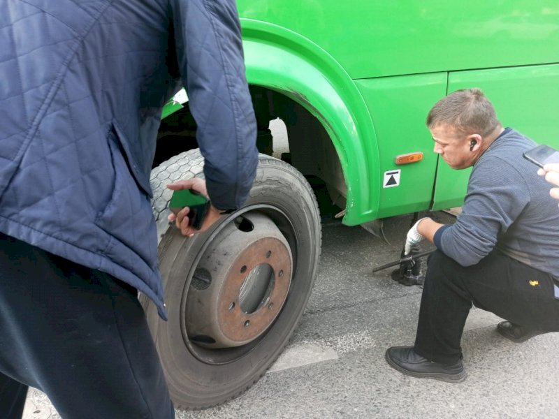 Под колесом автобуса. Автобусное колесо. Женщину зажало колесом автобуса.